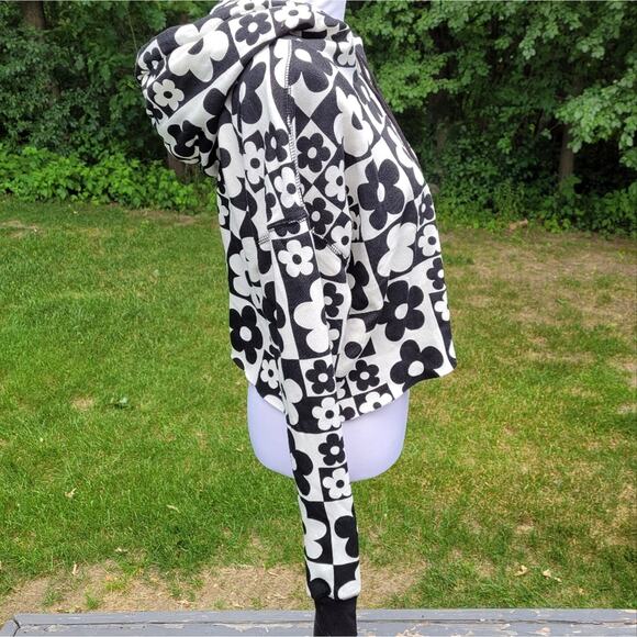 Wild Fable Black & White Daisy Checkerboard Cropped Hoodie size Large - Picture 3 of 11